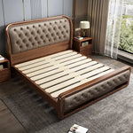 lit double moderne marron clair cuir capitonné bois massif élégant oreillers coussins draps tapis