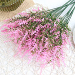 décoration intérieure moderne bouquet artificiel lavande violet rouge jaune vase minimaliste