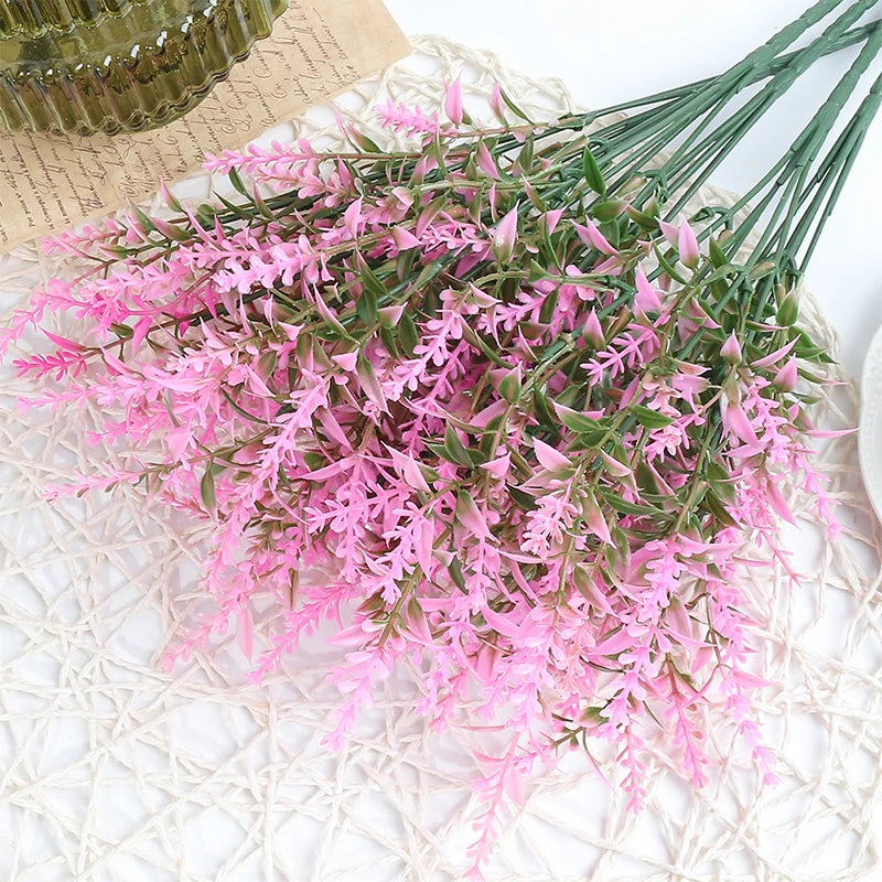 décoration intérieure moderne bouquet artificiel lavande violet rouge jaune vase minimaliste