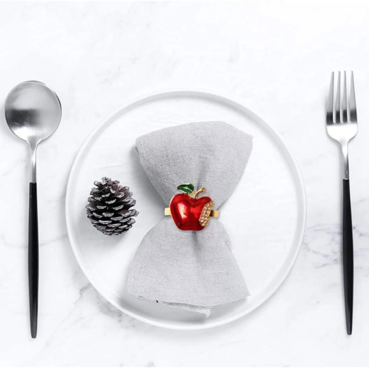 anneaux serviette rouge pomme stylisée diamants simulés élégants décoration table événements festive