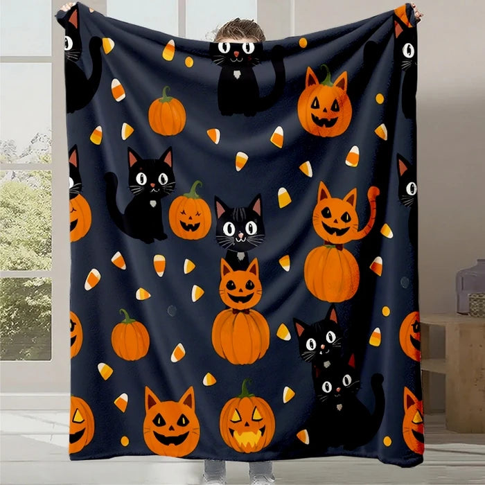 Couverture d'Halloween avec des chats noirs et des citrouilles décoratives sur un fond sombre.