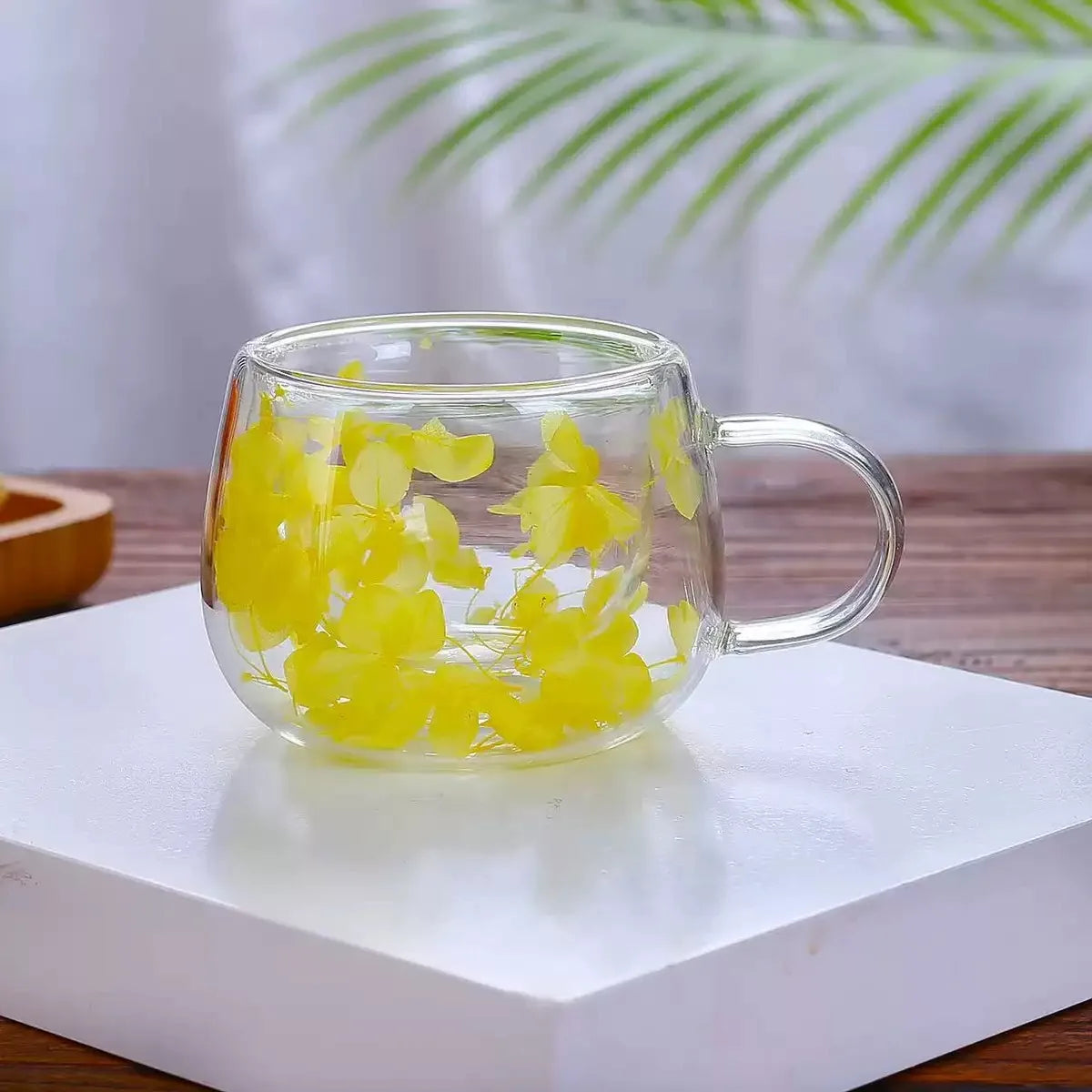 tasse verre double paroi fleurs séchées transparente poignée cuillère dorée moderne