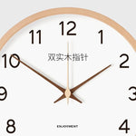 horloge moderne bois naturel cadran blanc chiffres noirs fond violet gris