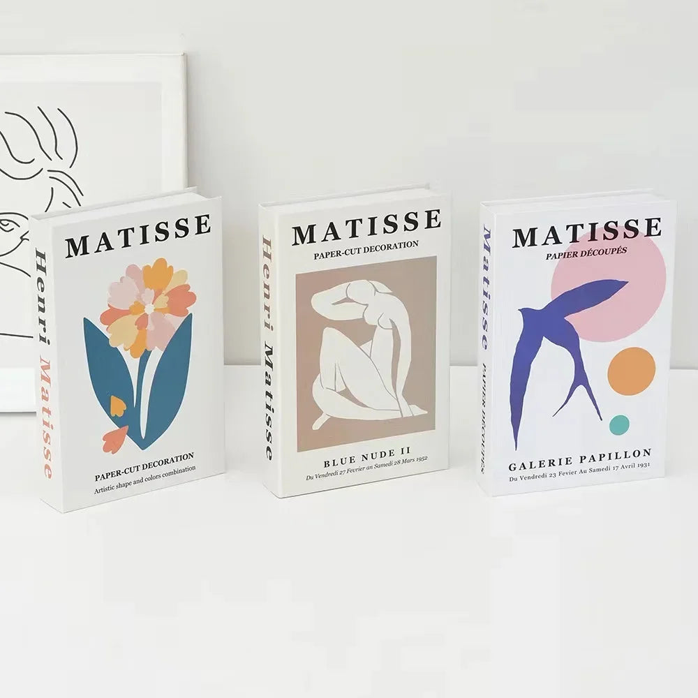 Mise en scène déco avec faux livres et plantes vertes