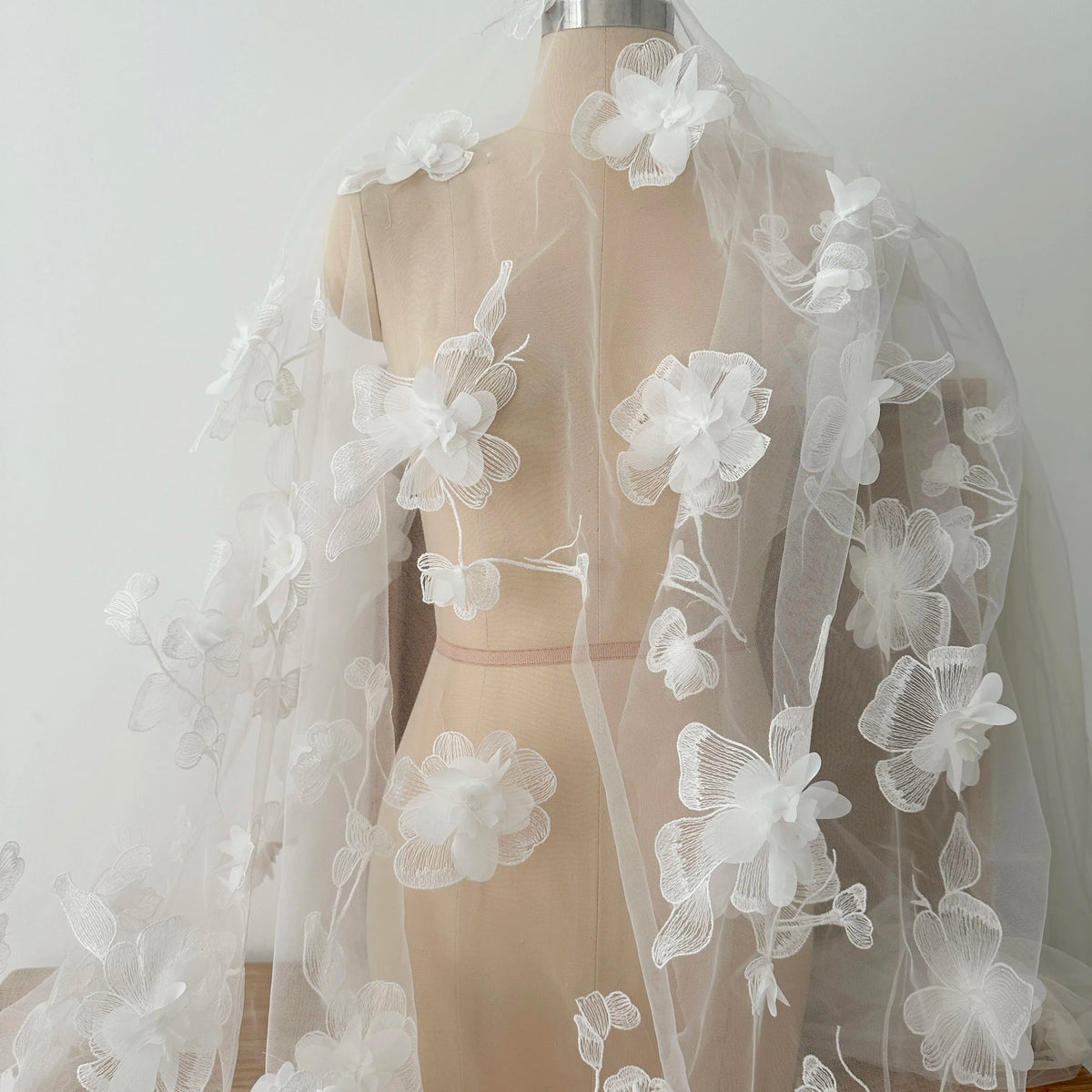 voile mariée tissu dentelle brodée fleurs blanches transparente classique romantique tissu acrylique respirant