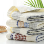 Serviette de bain pliée montrant son épaisseur
