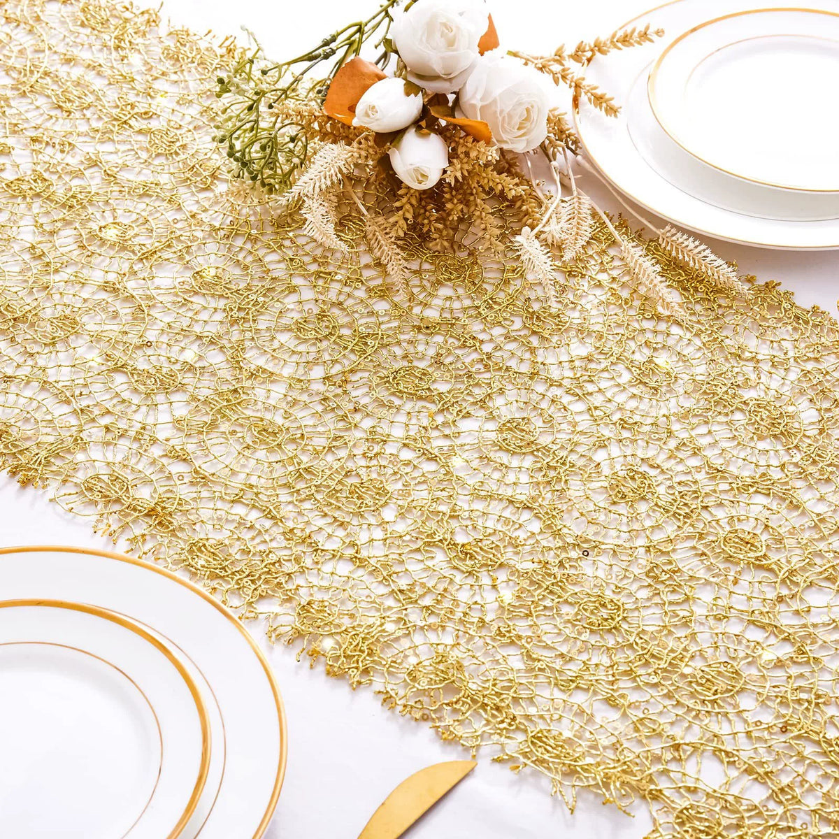 tableau decoratif tissage or blanc vert transparent festif assiettes verres bougies fleurs plantes serviettes
