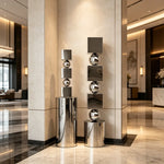 colonne decorative moderne argentee brillante grande dimension salle minimaliste deco intérieure