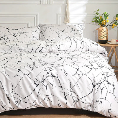 Housse de couette noire et blanche sur un lit double