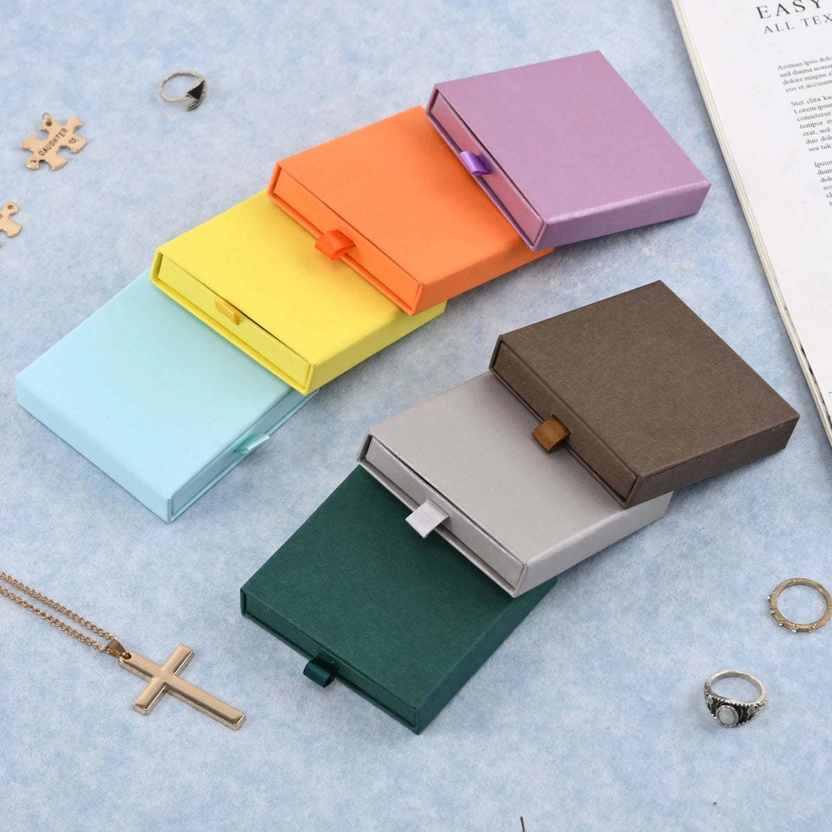 Intérieur de la boîte à bijoux avec éponge velours noir pour rangement