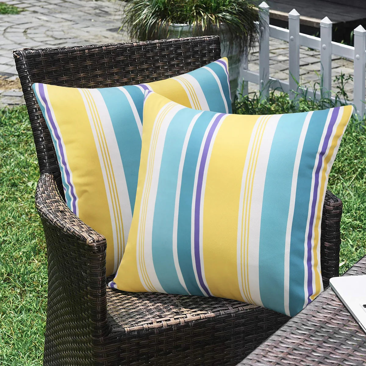 housses coussin imperméables motif floral moderne adhésif bleu violet jaune blanc