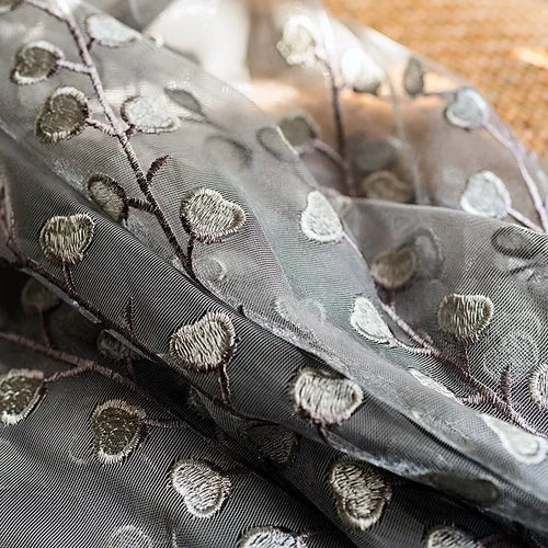 rideau classique gris blanc broderie feuilles branches transparent anneaux fenêtre salon maison