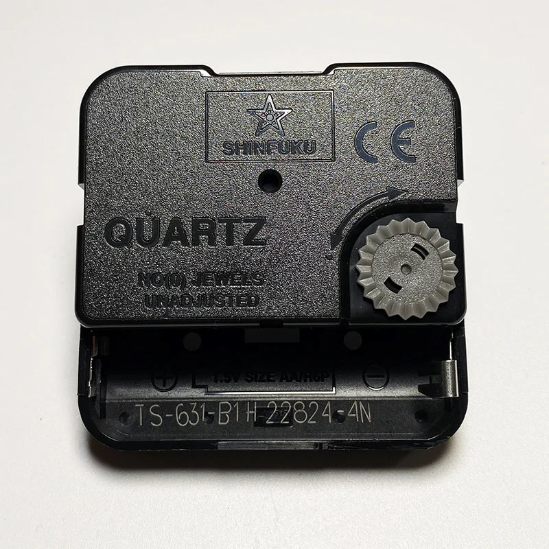 horloge murale quartz aiguilles noires dorés engrenages métalliques industriel mécanique gravure shinfuji