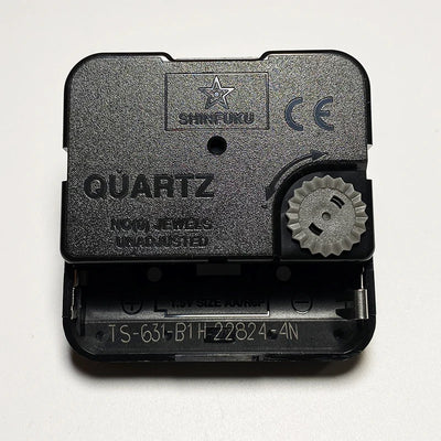 horloge murale quartz aiguilles noires dorés engrenages métalliques industriel mécanique gravure shinfuji