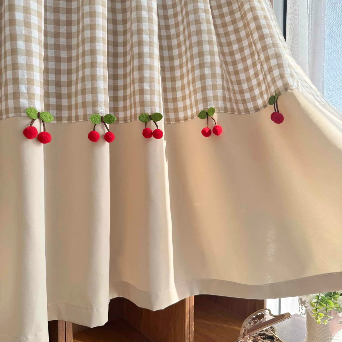 rideau fenêtre maison plaid carreaux cerises beige blanc opacité vintage rustique