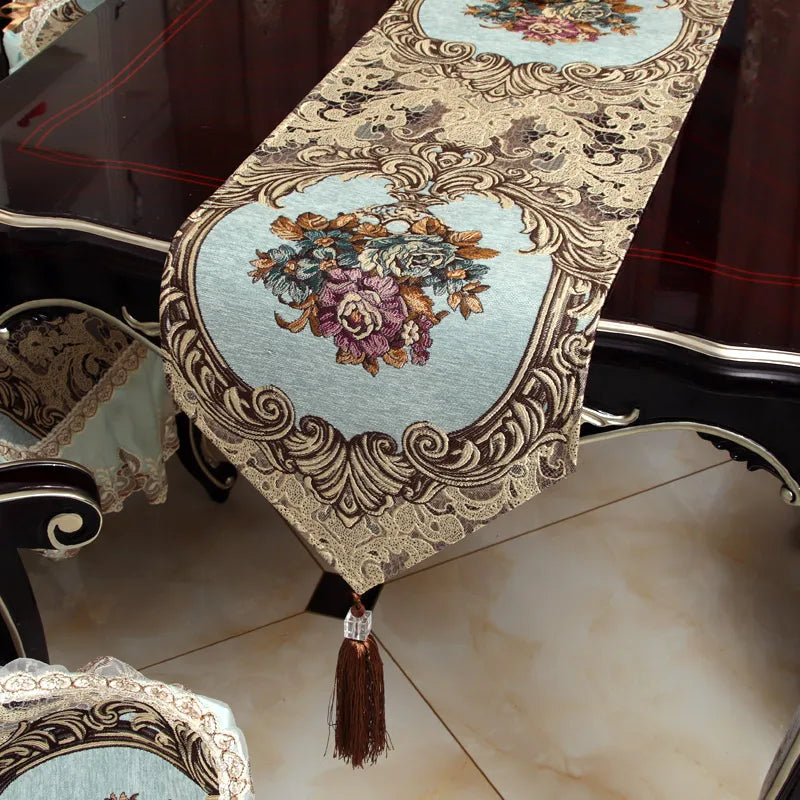 Ce chemin de table décoratif présente un motif floral élégant avec des touches de couleurs pastel sur un fond orné de motifs floraux complexes.