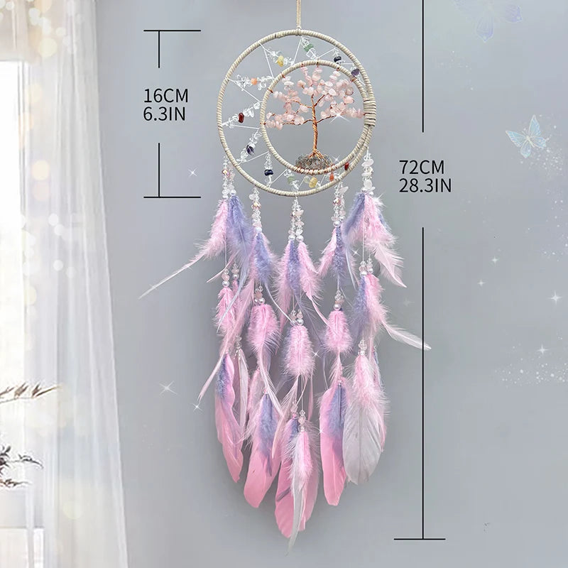 Un magnifique attrape-rêves rose et violet décoré de plumes et de pierres scintillantes, suspendu dans un environnement lumineux et féérique.