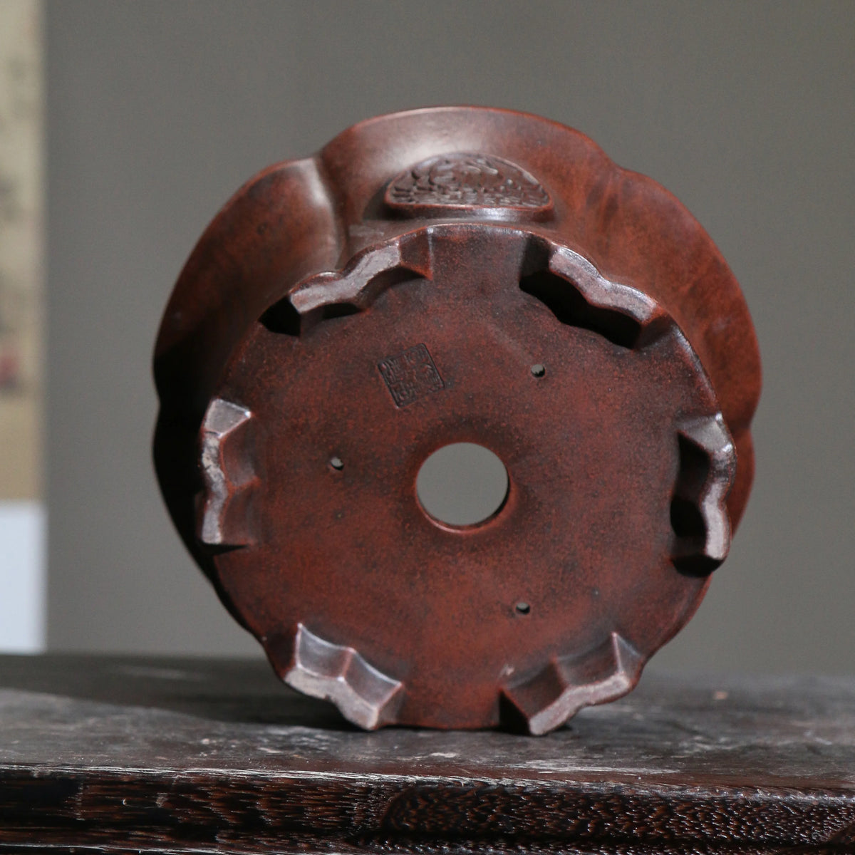 cache pot marron foncé texture bois gravure circulaire finition glacée classique plante verte chambre