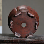 cache pot marron foncé texture bois gravure circulaire finition glacée classique plante verte chambre