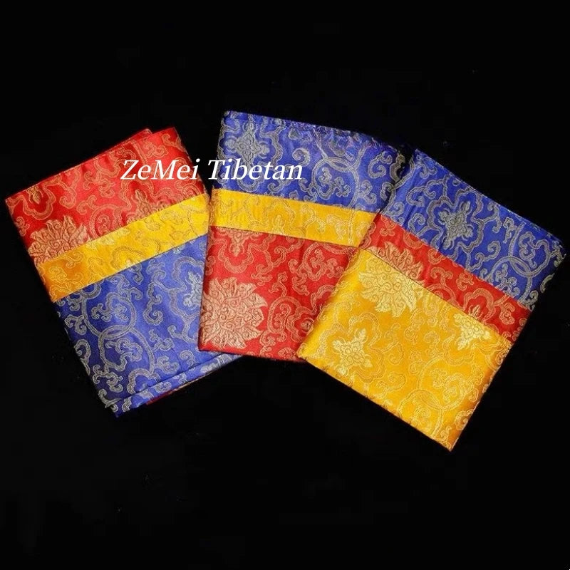serviette table brodée motifs floraux rouge bleu jaune traditionnel élégant dorure textile décoration table