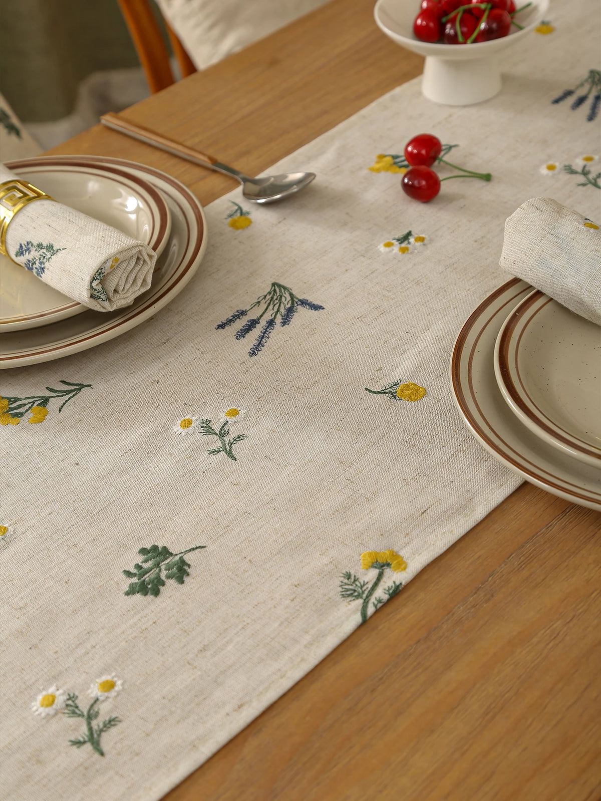 nappe table brodée motifs floraux rustique bohème couleurs chaudes herbes fleurs tissu texturé