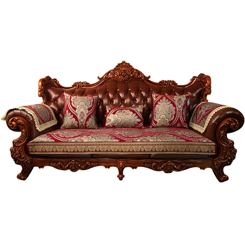 Un canapé en bois sculpté luxueux avec des coussins en tissu ornés de motifs élégants.
