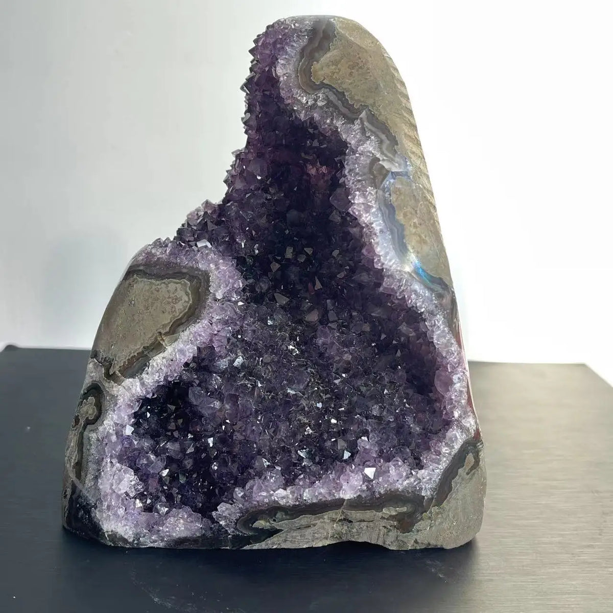 géode quartz améthyste naturelle pierre feng shui décoration maison cristaux violets gris