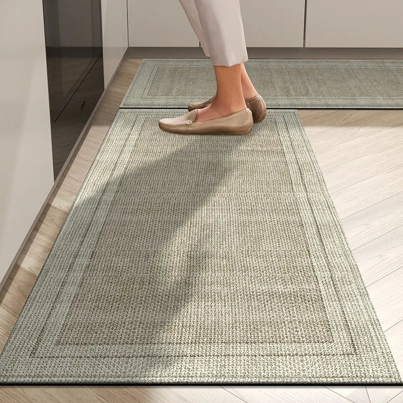 Le texte alternatif pour cette image pourrait être : "Tapis gris de couloir dans un intérieur moderne avec un sol en parquet clair et des chaussures en cuir.
