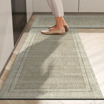 Le texte alternatif pour cette image pourrait être : "Tapis gris de couloir dans un intérieur moderne avec un sol en parquet clair et des chaussures en cuir.
