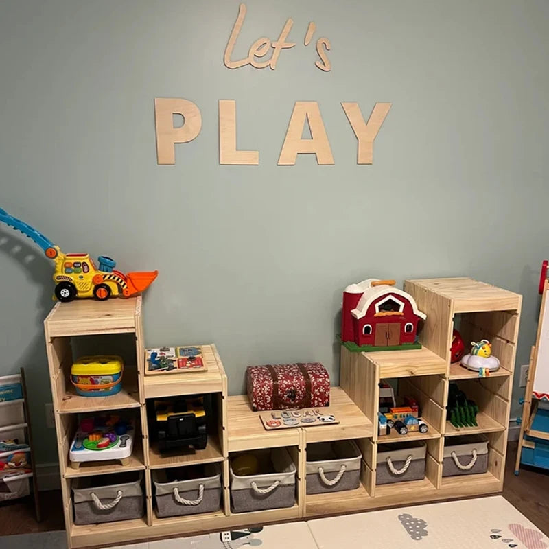 lettres bois let's play décoration murale étagères jouets moquette gris clair chambre enfant arc
