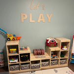 lettres bois let's play décoration murale étagères jouets moquette gris clair chambre enfant arc