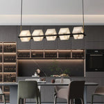 suspension lumineuse moderne marbre noir blanc or rose fixée câbles chambre salon