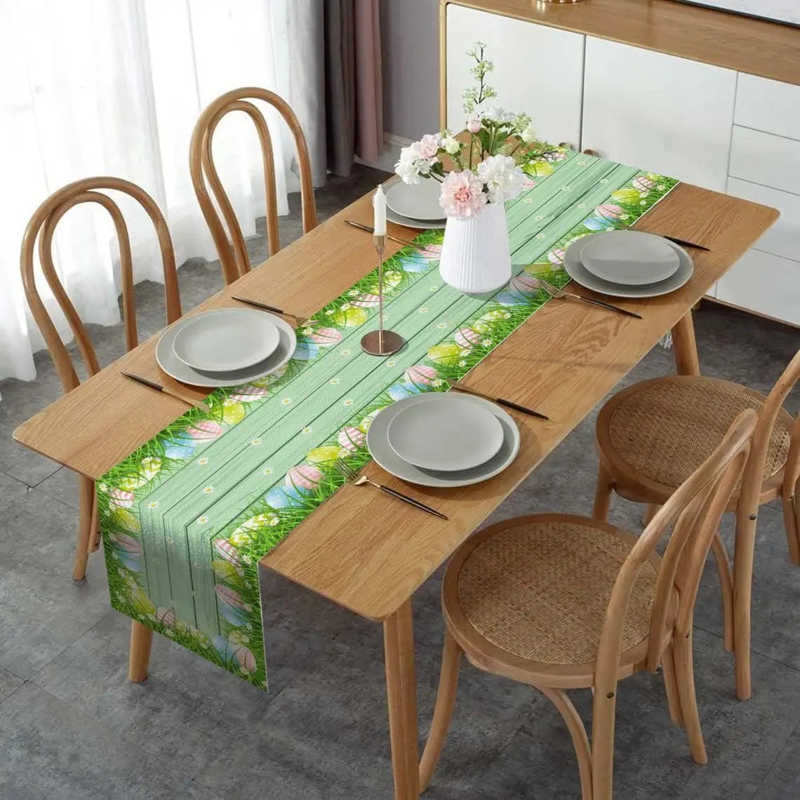 Une scène de salle à manger chaleureuse avec une table en bois, des chaises en rotin et un élégant centre de table fleuri.