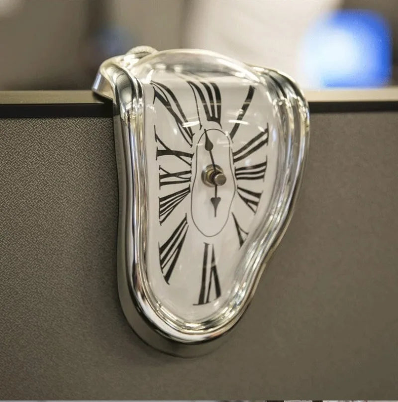horloge décorative métallique déformée chiffres romains surréaliste chambre salon