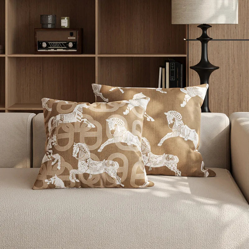 coussin carré moderne imprimé chevaux beige blanc velours 45x45cm 50x50cm 60x60cm decoration salon chambre