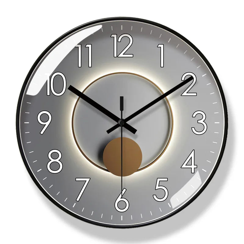 Horloge murale design silencieuse noire sur mur blanc