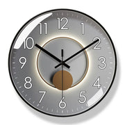 horloge murale moderne noir gris doré secondes silencieuses chiffres blancs fond texturé