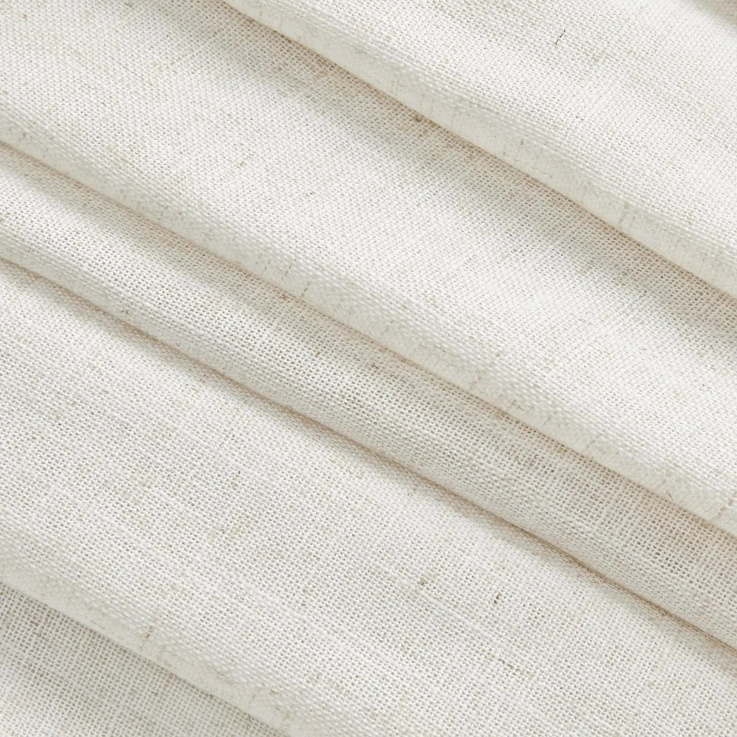 Image montrant un tissu de couleur blanche, idéal pour la confection de vêtements légers et élégants ou pour la décoration intérieure moderne et épurée. Ce textile est apprécié pour son allure sophistiquée et sa polyvalence dans différents projets créatifs. Parfait pour ceux qui cherchent à ajouter une touche de simplicité et de style à leur environnement.