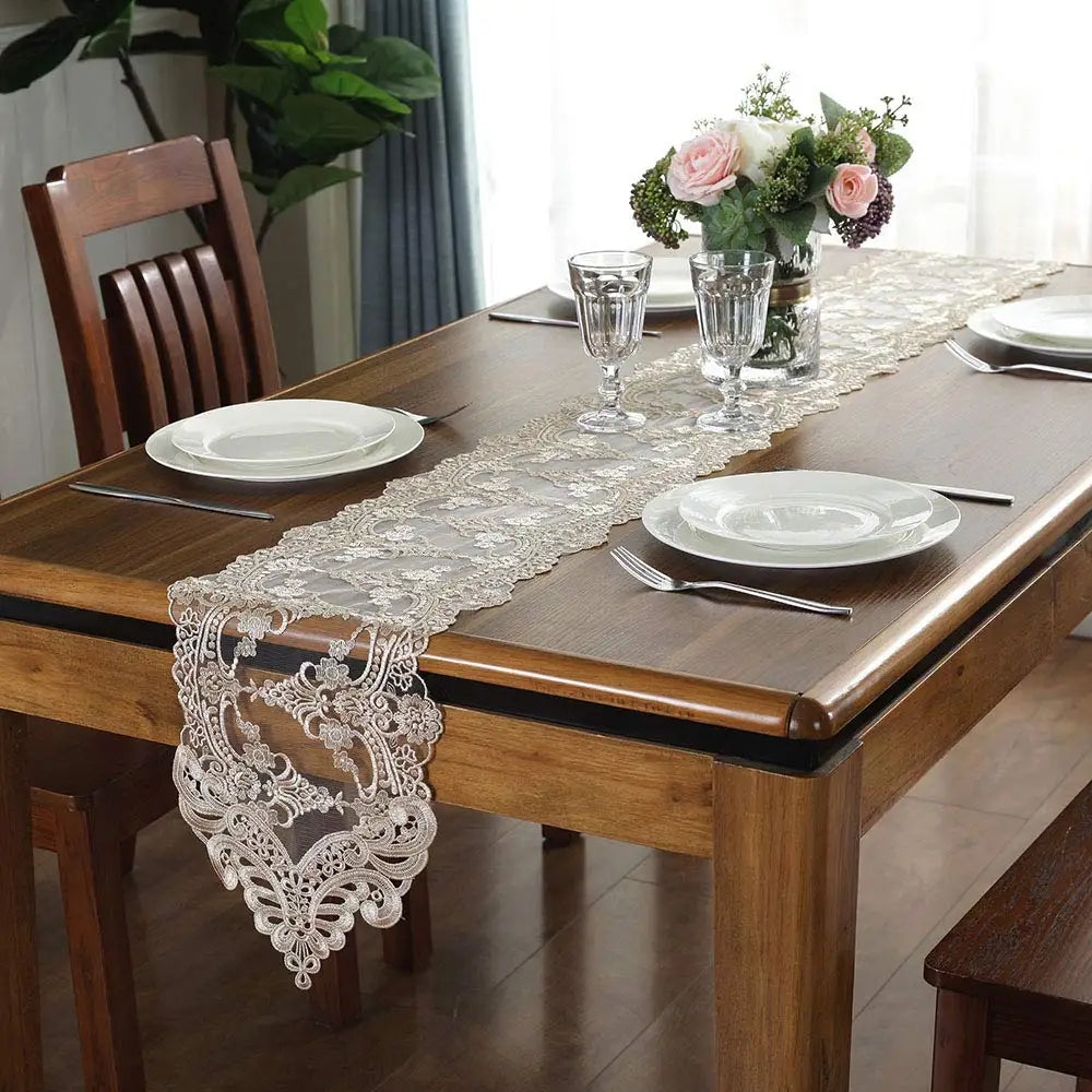nappe table dentelle motif floral élégante transparente vintage romantique assiettes couverts verres fleurs vase