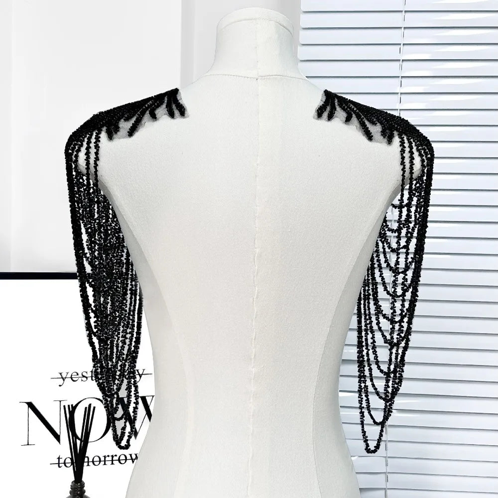 accessoire textile broche franges rouge or noir élégant chic festive decoration