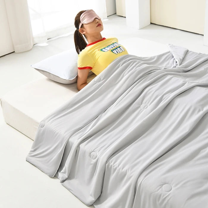 couverture d'été légère soie glacée bleu clair gris grande taille chambre moderne