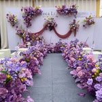 décoration événement extérieur mariage anniversaire roses fleurs variées feuillage dense tissu rouge romantique élégant