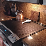 tapis protection silicone antidérapant chauffe plaque induction noir rayures horizontales moderne adhésif respectueux environnement