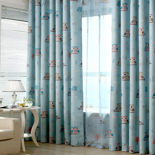 Rideaux bleus ornés de motifs de hiboux pour chambre d'enfant, offrant une touche ludique et colorée à la décoration intérieure. Ces rideaux sont parfaits pour créer une ambiance chaleureuse et accueillante tout en ajoutant une touche d'originalité. Idéal pour bloquer la lumière et offrir une intimité accrue.
