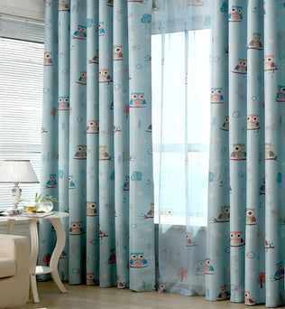 Rideaux bleus ornés de motifs de hiboux pour chambre d'enfant, offrant une touche ludique et colorée à la décoration intérieure. Ces rideaux sont parfaits pour créer une ambiance chaleureuse et accueillante tout en ajoutant une touche d'originalité. Idéal pour bloquer la lumière et offrir une intimité accrue.