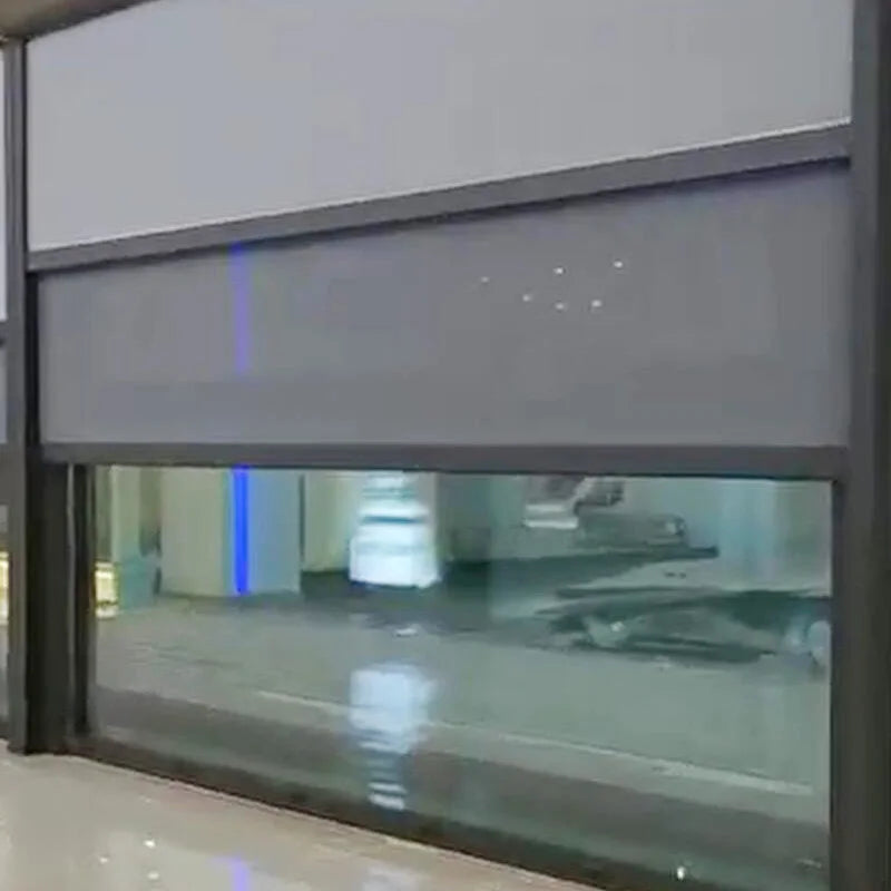 Store électrique à double enroulement étanche installé sur une fenêtre française