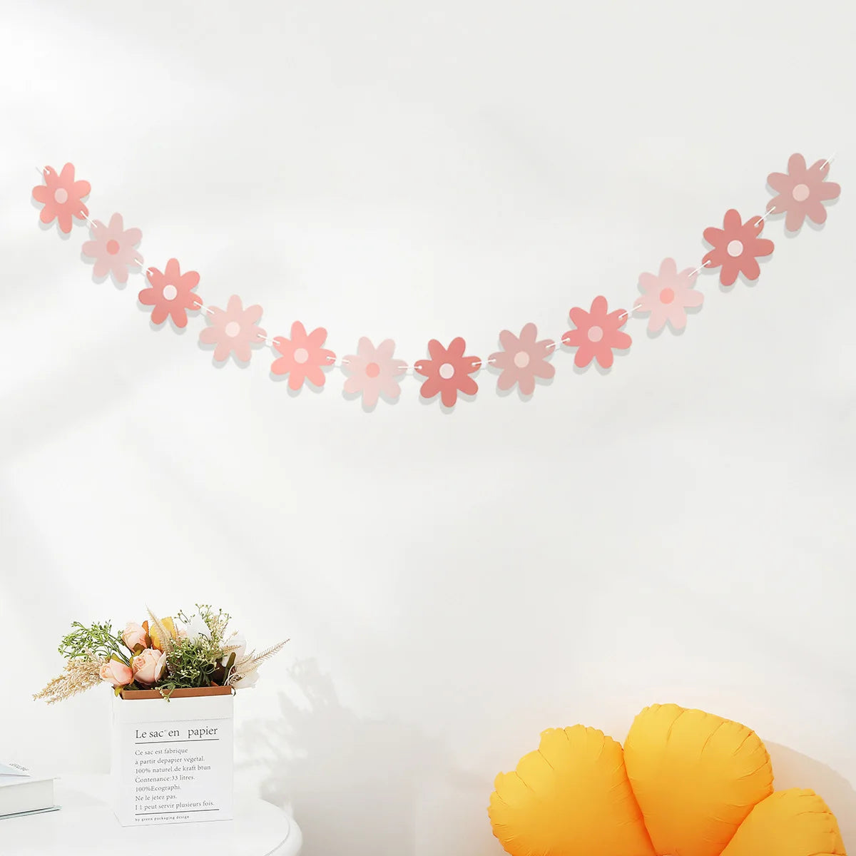 guirlande décoration intérieure fleurs papier blanc rose orange vert violet festive maison enfantine tringle