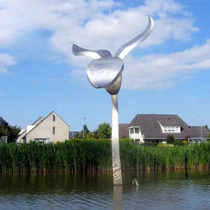 sculpture métal fleur dorée abstraite extérieure art floral argenté moderne