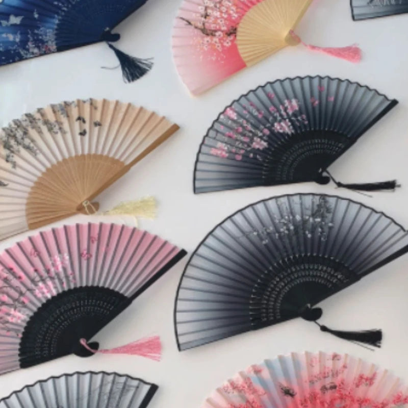 éventail pliant fleurs cerisier papillons art japonais traditionnel tassel couleur bleu rose