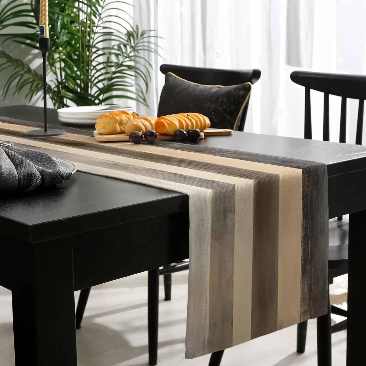nappe lin moderne stripes marron gris assiettes blanches couverts dorés bougies fleurs fruits
